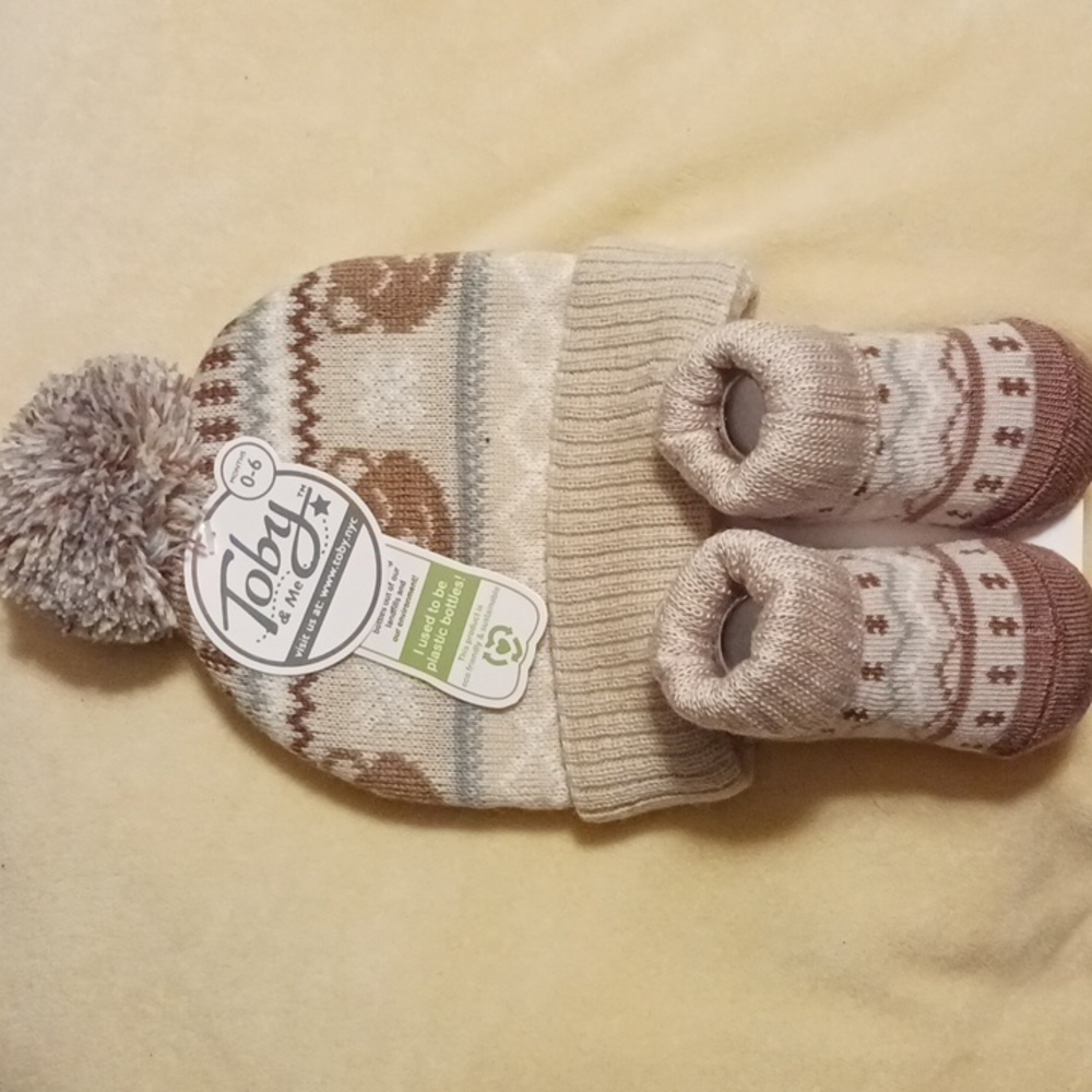 TOBY & ME INFANTS TEDDY BEAR KNIT HAT AND BOOTIE SET